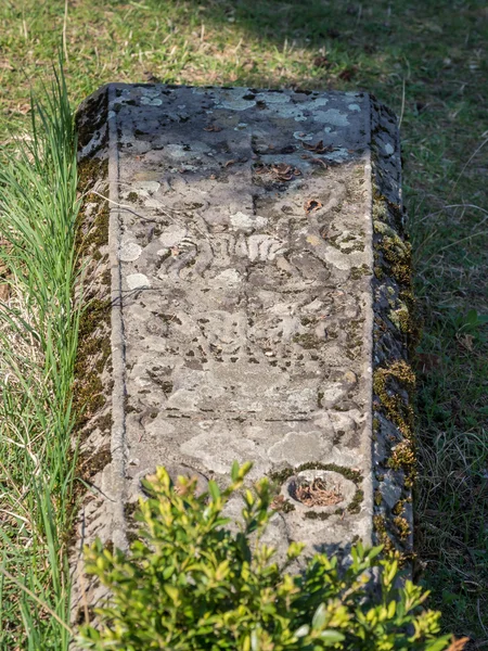 Graven i kyrkans kyrkogård — Stockfoto