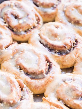 свіжоспечений гарячі кориці рулонах з обмерзання.