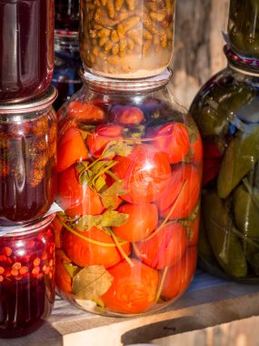 geleneksel ev yapımı domates ve diğer reçeli kavanozlara