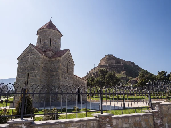 Rovine della Fortezza Gori e la chiesa in fonte di esso a Gori — Foto Stock