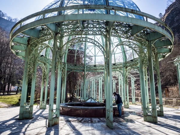 La source chaude dans le parc aquatique Mineral à Borjomi — Photo