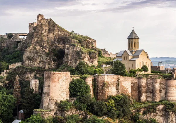 Twierdza Narikala i starego miasta tbilisi — Zdjęcie stockowe