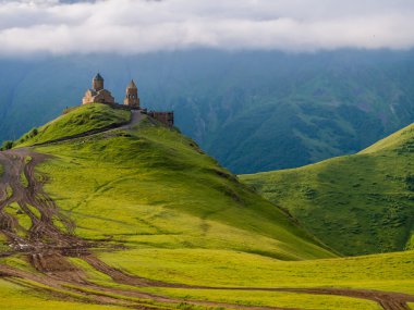 tsminda sameba kilisesi yakınlarında kazbegi