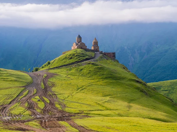 Tsminda sameba kyrkan nära Kazbek — Stockfoto