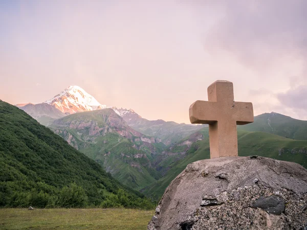 Kruis naast gergeti tsminda sameba kerk — Stockfoto