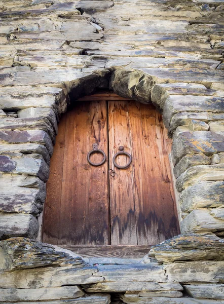 Janelas fechadas com persianas na casa velha — Fotografia de Stock
