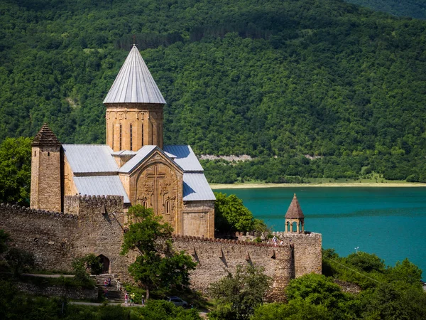Complejo del castillo de Ananuri junto al embalse de Zhinvali —  Fotos de Stock