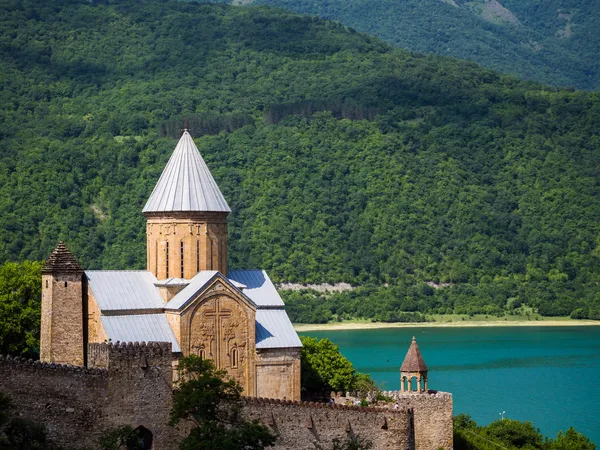 Ananuri vár komplexum mellett található a Zsinvali víztározót — Stock Fotó