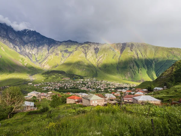 Kaukasusberge vom Dorf stepantsminda aus gesehen. — Stockfoto