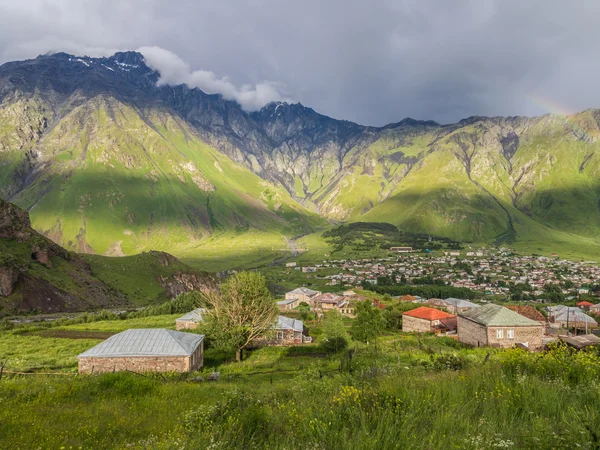 Kaukasus gezien van stepantsminda dorp. — Stockfoto