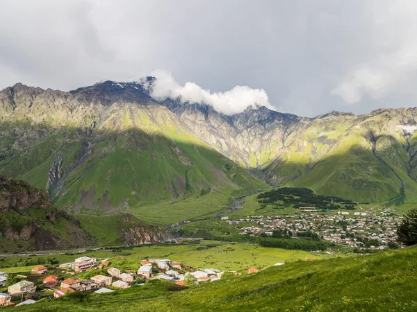 Montañas del Cáucaso vistas desde el pueblo de Stepantsminda . — Foto de Stock