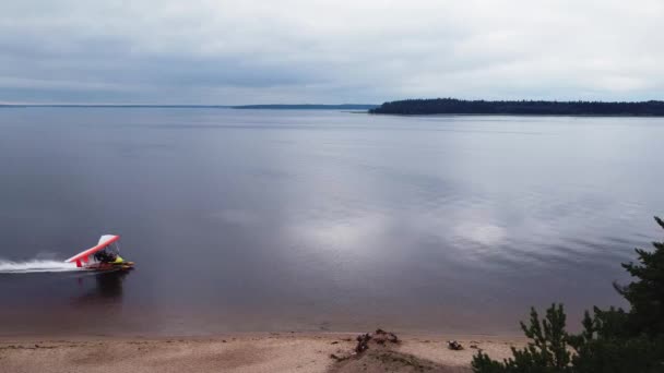 Озеро Піщане Узбережжя Хмарний День Гідролітак Проходить Крізь Воду Зелений — стокове відео
