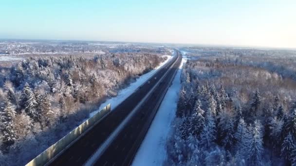 Karayolu Üzerinde Yumuşak Bir Uçuş Kış Otoyol Arabalar Yol Boyunca — Stok video