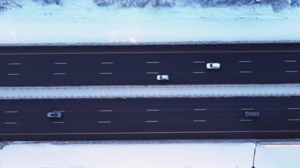 Smidig Flygning Drönaren Över Vägen Bilar Kör Längs Motorvägen Vintern — Stockvideo