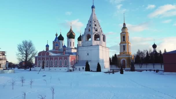 Гладкий Полет Беспилотника Назад Перед Церковью Собором Желтой Белой Колокольней — стоковое видео