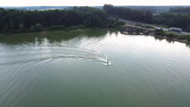 Estate Volo Liscio Drone Sul Lago Cui Passa Giroscopico Serbatoio — Video Stock