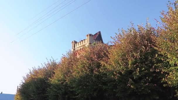 Κόκκινο Πύργο Κάστρο Πίσω Από Δέντρα Πολύχρωμα Φύλλα Παραθυράκια Της — Αρχείο Βίντεο