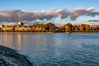 Güzel Constance Gölü 'nün panoramik manzarası. Mavi gökyüzü ve güzel bulutlar.