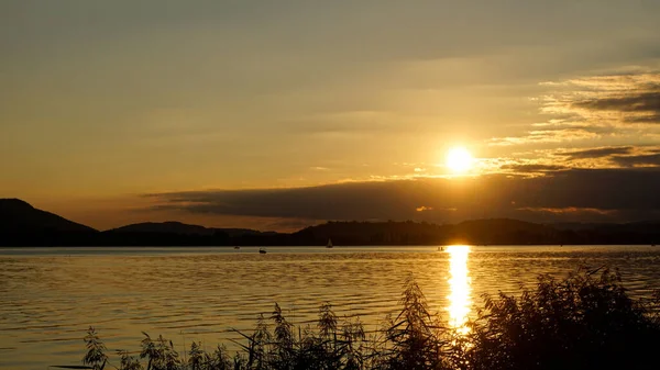 秋天日落在美丽的康斯坦茨湖畔 — 图库照片