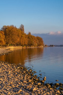 Güzel Constance Gölü 'nde sonbahar tatili. Mavi gökyüzü ve güzel bulut atmosferi.