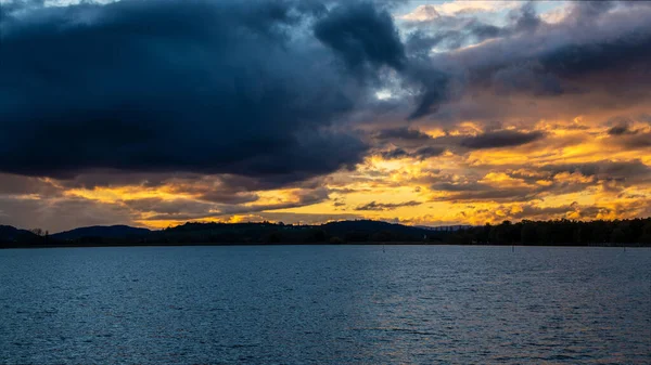 康斯坦茨湖上强烈的落日 有着美丽的云彩氛围 — 图库照片