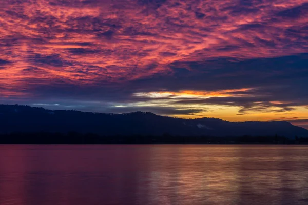 Pôr Sol Com Nuvens Vermelhas Poderosas Céu Belo Lago Constança — Fotografia de Stock