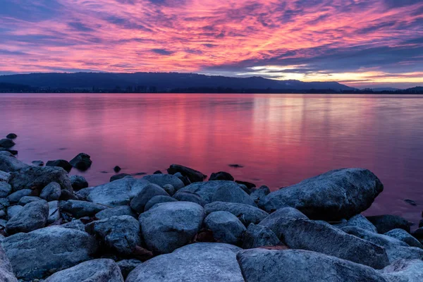 日落时康斯坦茨湖美丽的湖滨上的石子 — 图库照片