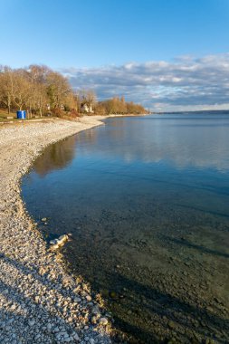 Göl kıyısı Constance İlkbaharda mavi gökyüzü 