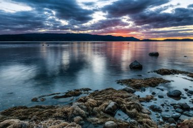 Renkli su yansımasının üzerinde bulut patladı 