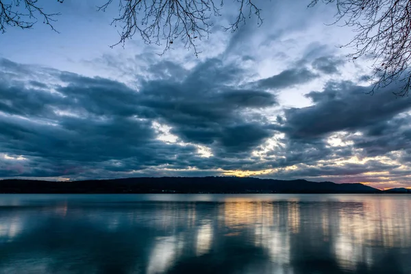 Blaue Stunde Über Dem See — Stockfoto