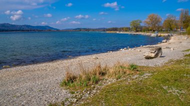 Göl kıyısı. Mavi gökyüzü. 