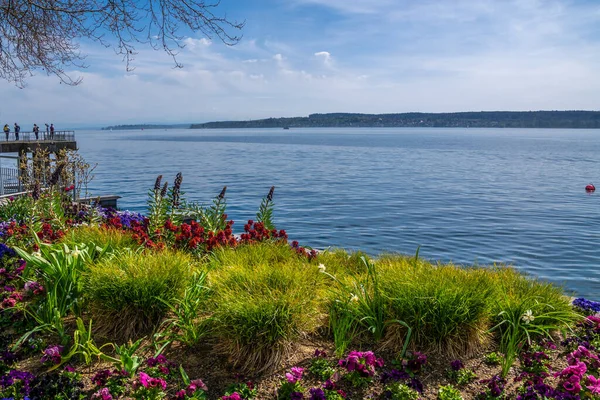 Güzel Constance Gölü 'nde tatiller Göl kıyısında renkli çiçekler ve güneş ışığı