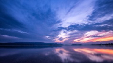 Constance Gölü 'nde güzel renklerle panoramik günbatımı