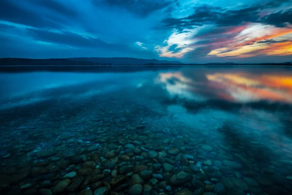 Blaue Stunde Bei Sonnenuntergang Bodensee Mit Steinen Unter Wasser Und Stockbild
