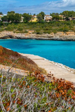 Cala Mendia plaj yolu Mallorca 'da yaz tatilinde.
