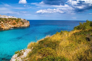 Cala Romantica 'nın kayalıkları üzerinde fantastik panoramik manzara