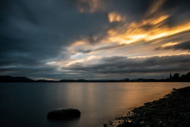 Constance Gölü 'nde muhteşem bir gün batımı. Güçlü sağanak yağmur ve güneş ışınları.
