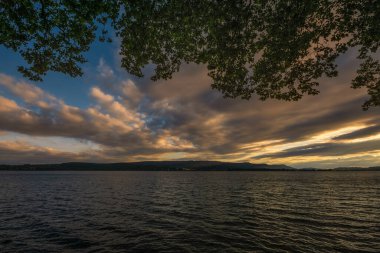 Constance Gölü 'nde tatil Mavi gökyüzü ve güzel bulut havasıyla yaz zamanı