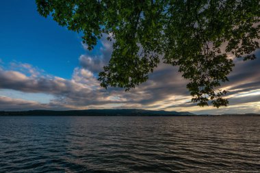 Constance Gölü 'nde tatiller Mavi gökyüzü ve güzel bir bulut havasıyla