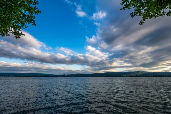Constance Gölü yaz mavi gökyüzü manzarası