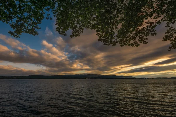 Constance Gölü 'nde tatil Mavi gökyüzü ve güzel bulut havasıyla yaz zamanı