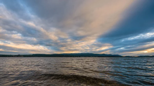 Yazın gün batımında Constance Gölü 'nde güçlü bulutlar