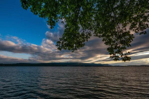 Constance Gölü 'nde tatiller Mavi gökyüzü ve güzel bir bulut havasıyla