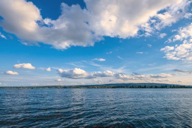 Constance Gölü yaz panoramik manzaralı Gökyüzünde güzel bulutlar