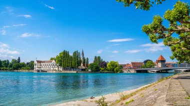 Konstanz 'ın mavi gökyüzü ile güzel Constance Gölü üzerindeki panoramik manzarası