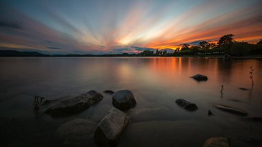 Lakefront Radolfzell. Yazın Constance Gölü 'nde. Gün batımında renkli bulutlar.
