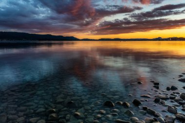 Gökyüzünde kırmızı bulutlarla Constance Gölü 'nde gün batımı