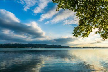 Constance Gölü 'nde yaz masmavi gökyüzü