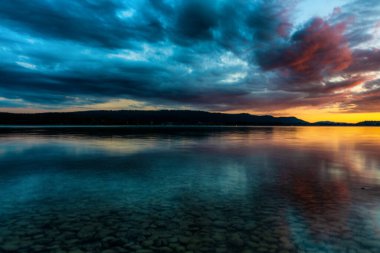 Constance Gölü günbatımı kırmızı bulutlar