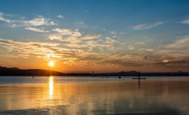 Constance Gölü 'nde gün batımında Ayağa Kalkın.